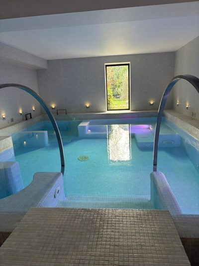 Piscine intérieure carrelée