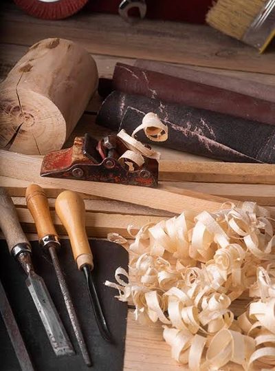 À la découverte du travail du bois : outils et copeaux