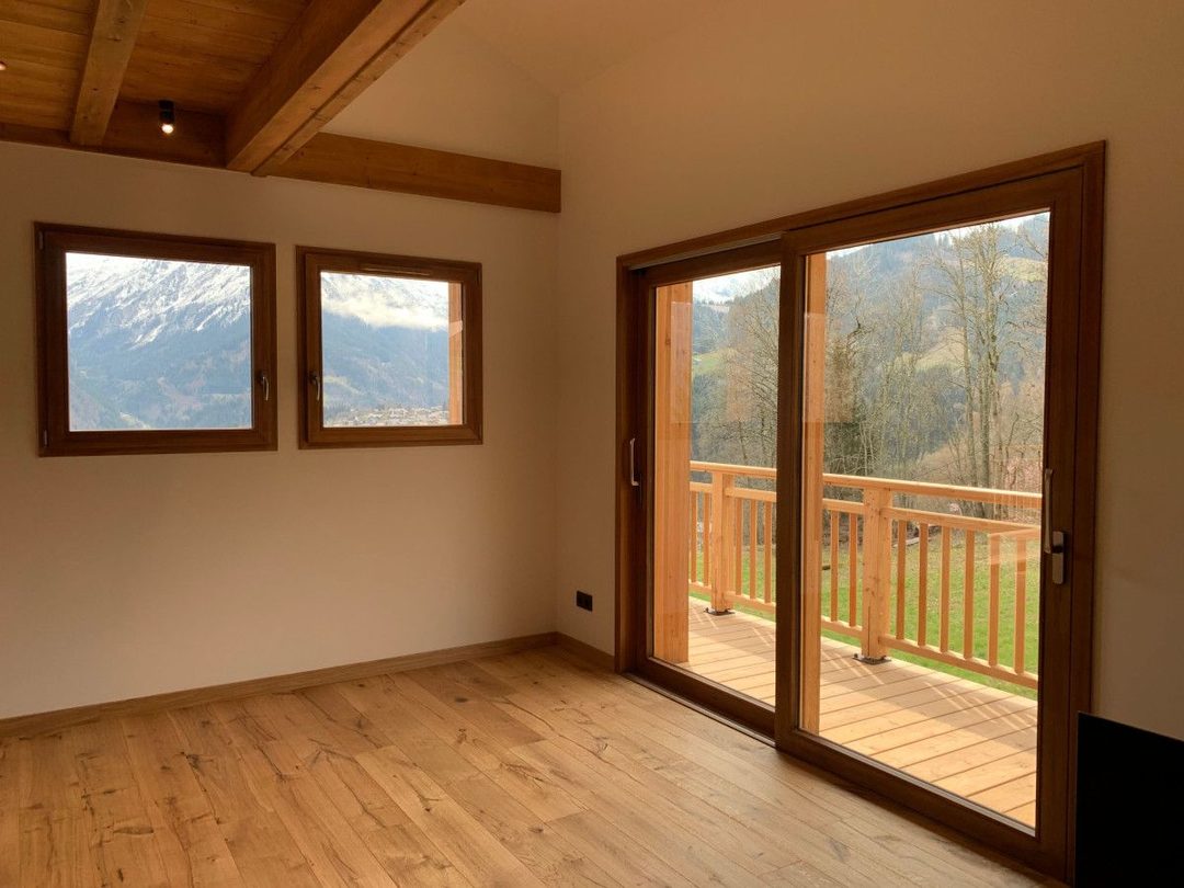Fenêtres et baie vitrée en bois : élégance et lumière naturelle 🌿