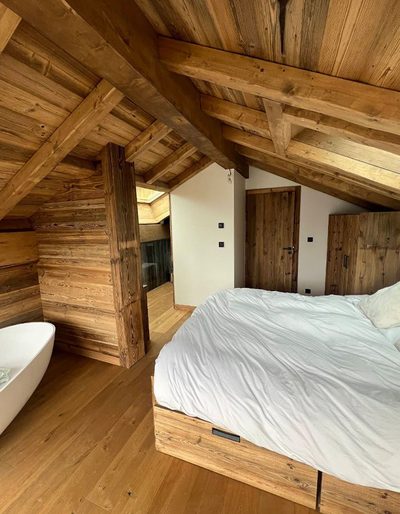 Aménagement bois chambre mansardée