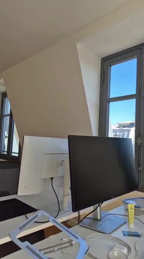 Fenêtre aluminium et balustrade en fer forgé : élégance et lumière naturelle