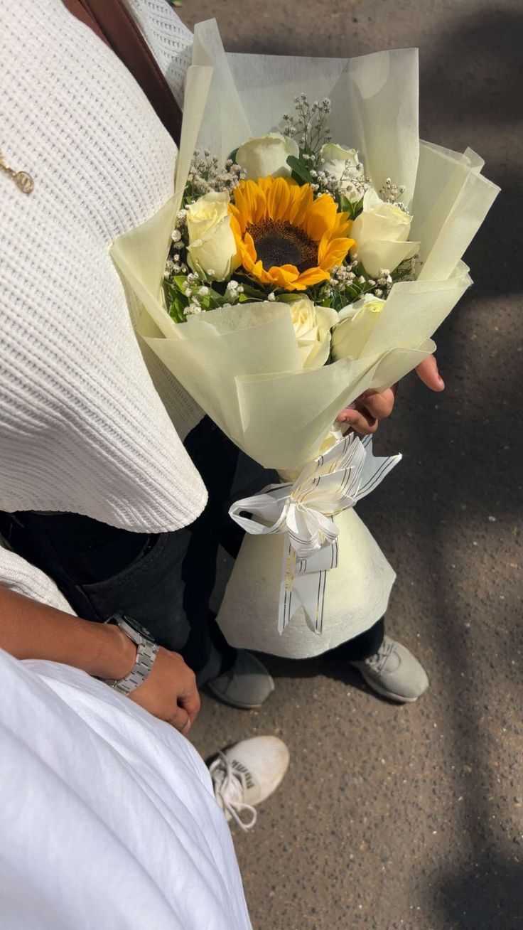Bouquet avec tournesol, roses blanches et petites fleurs